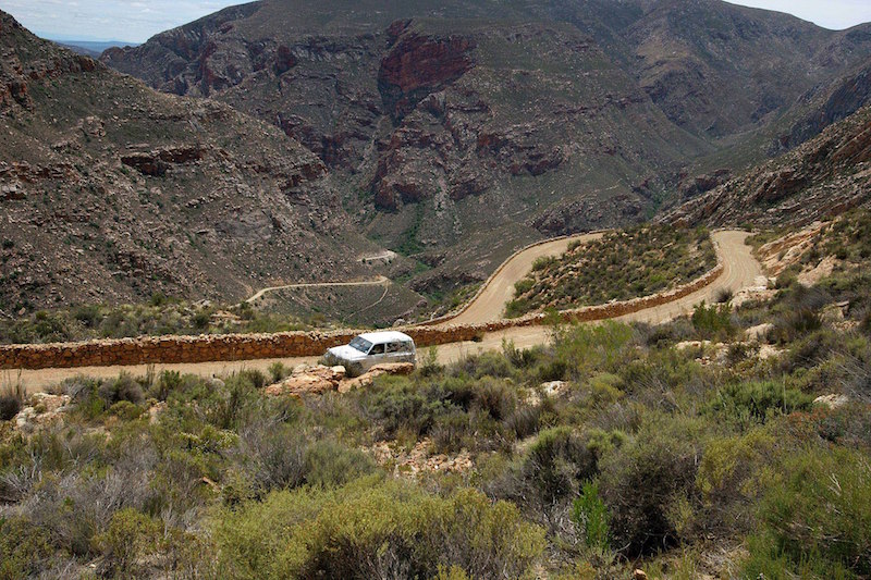 The zig-zags on the Prince Albert side of the Swartberg Pass. Photo: South African Tourism from South Africa [CC BY 2.0 (https://creativecommons.org/licenses/by/2.0)]