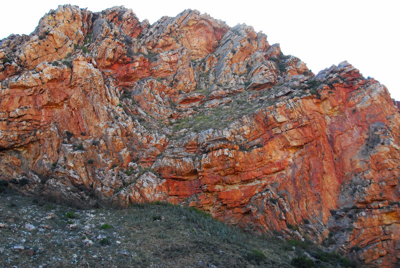 The Cape fold sandstone formations in the Swartberg Pass. Photo:Cwawebber [CC BY-SA 3.0 (https://creativecommons.org/licenses/by-sa/3.0)]